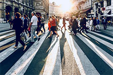 Personas cruzando la calle